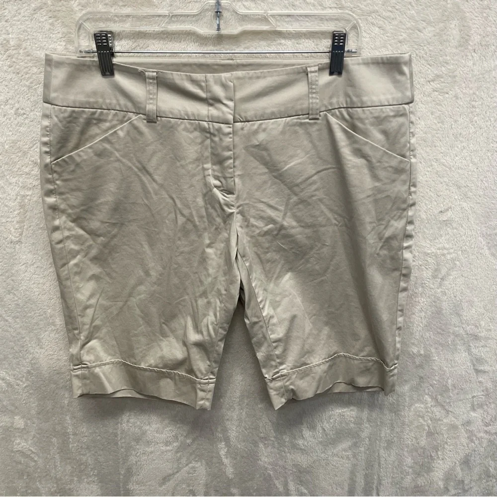 Willi smith women’s khaki Bermuda shorts flat front size 12 inseam 11” cotton - Picture 5 of 7